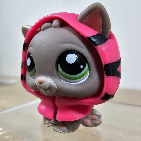 Hasbro Littlest Pet Shop #1607 Kitten Cat Gray Green Eyes Pink Hood Accessory - Picture 4 of 10